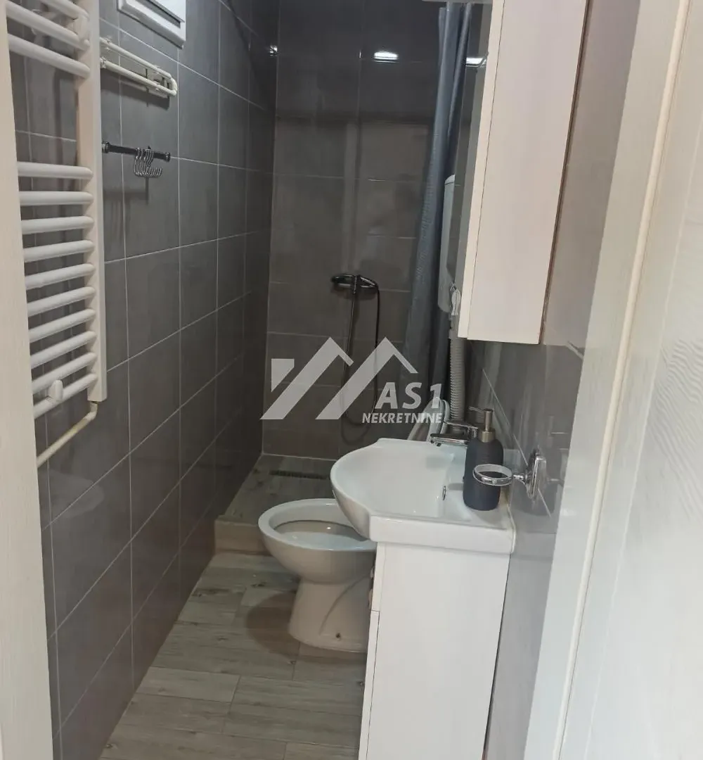 Izdavanje, trosoban stan, 70m², Salajka, Novi Sad Sve Podlokacije