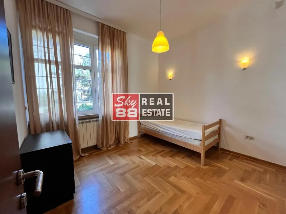 Rent, four bedroom apartment, 130m², Senjak, Beograd