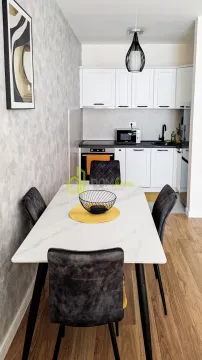 Moderna kuhinja sa trpezarijskim stolom i stolicama. - image 7