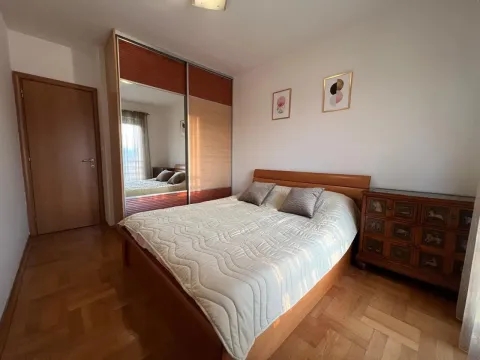 Namještena spavaća soba sa bračnim krevetom, garderoberom i drvenim podom. - image 7