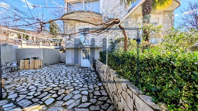 Prodaja, kuća, 350m², Vranići, Podgorica