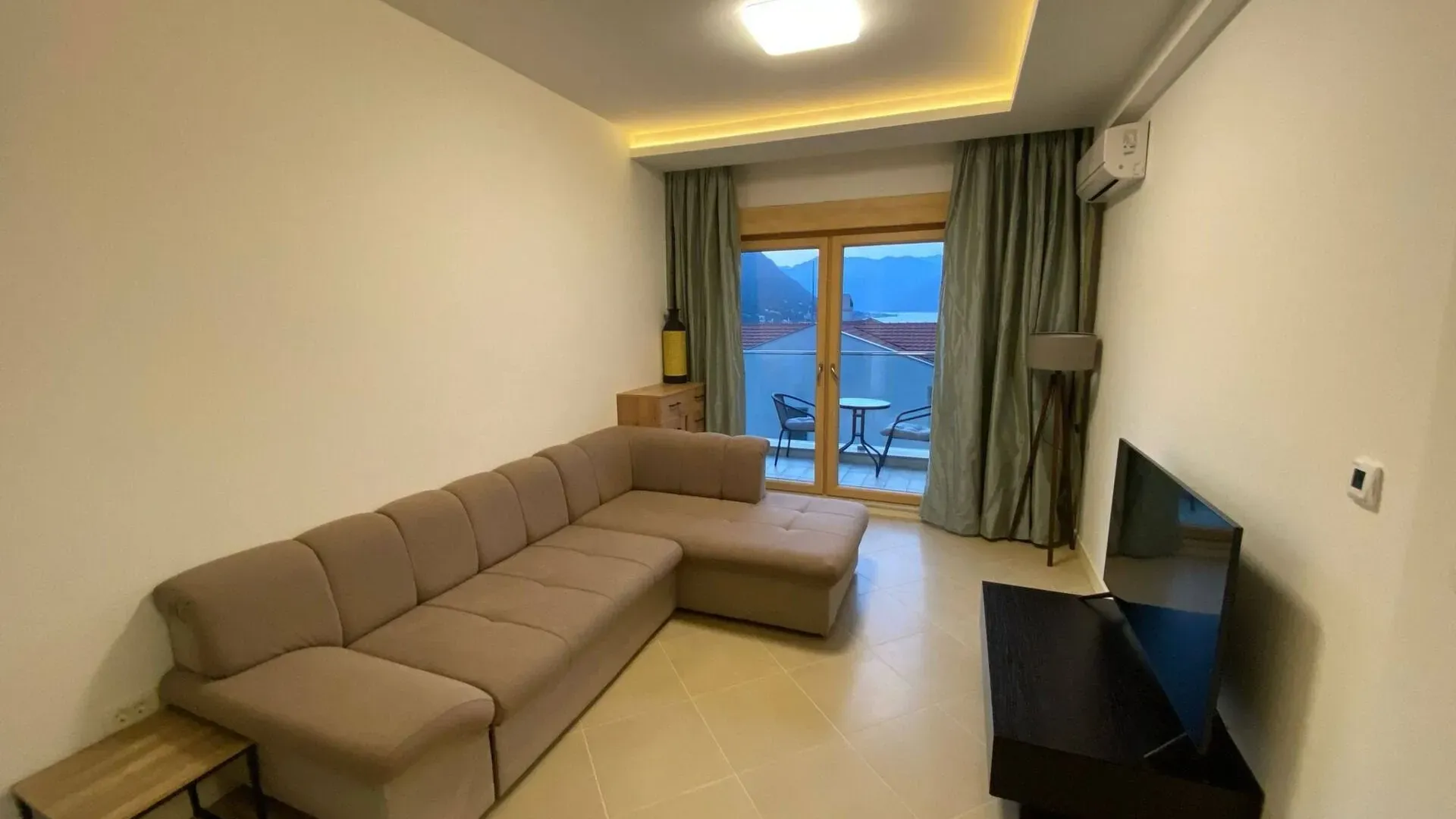 Prodaja, dvosoban stan, 62m², Dobrota, Kotor