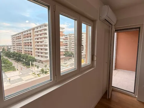 Izdavanje, poslovni prostor, 49m², Central Point, Podgorica - image 10