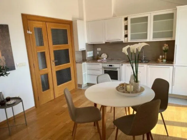 Prodaja, trosoban stan, 99m², Kalimanj, Tivat