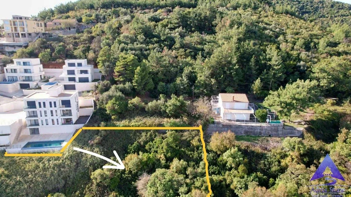 Pogled iz vazduha na građevinsku parcelu sa označenim granicama.