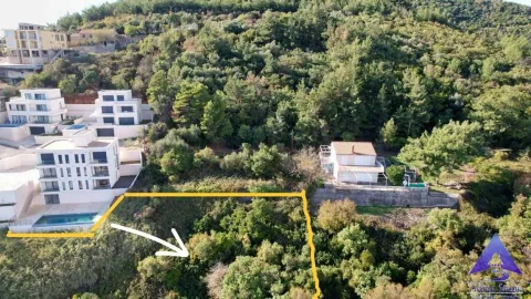 Pogled iz vazduha na građevinsku parcelu sa označenim granicama. - image 5