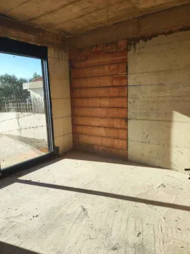 Pogled na nenamještenu prostoriju u sirovom stanju sa velikim prozorom. - image 5