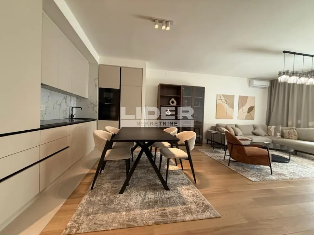 Izdavanje, trosoban stan, 86m², Savski Venac, Beograd