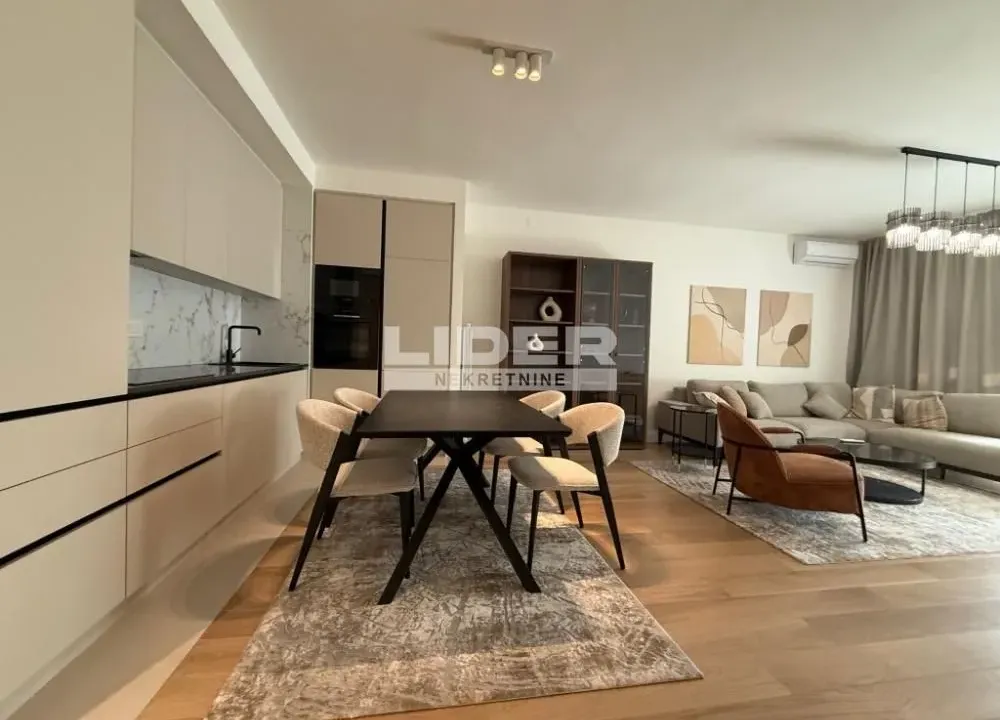 Izdavanje, trosoban stan, 86m², Savski Venac, Beograd
