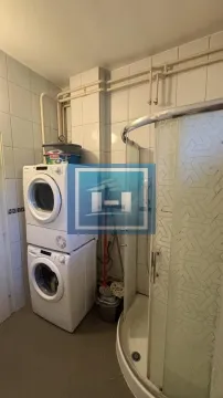 Kupatilo sa tuš kabinom i ugrađenom mašinom za pranje i sušenje veša. - image 20