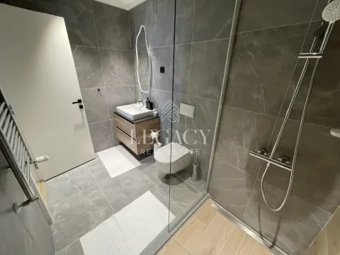 Moderno kupatilo sa tuš kabinom, umivaonikom i toaletom. - image 12