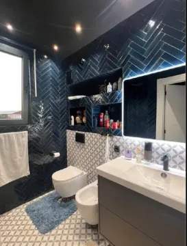 Moderne kupatilo sa plavim pločicama i ugradnim sanitarijama. - image 4