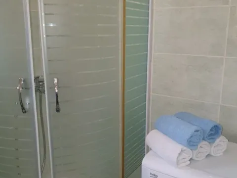 Izdavanje, dvosoban stan, 52m², Kalimanj, Tivat - image 6