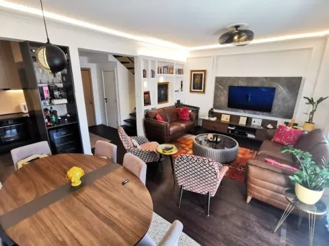 Dnevna soba sa trpezarijom i modernim nameštajem. - image 3