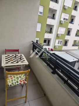 Manji namešteni balkon sa stolom za šah i stolicama. - image 10