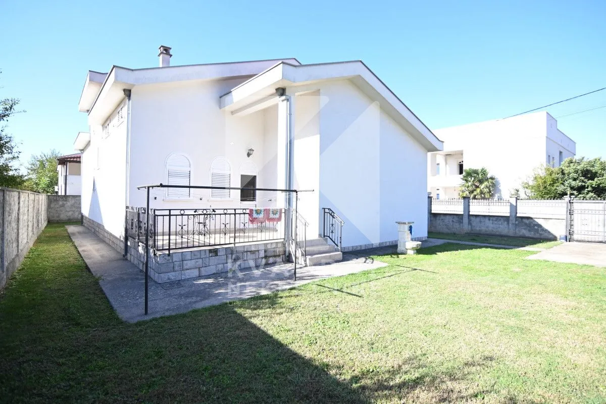 Rent, house, 400m², Zlatica, Podgorica