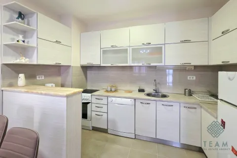 Potpuno opremljena kuhinja sa bijelim elementima i šankom. - image 6