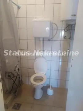 Manje kupatilo sa toaletom, tuš kabinom i bojlerom. - image 10