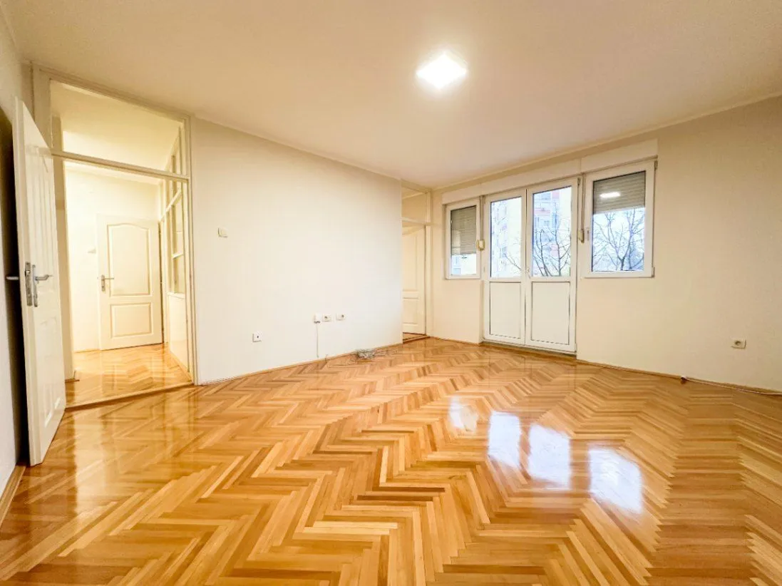 Izdavanje, dvosoban stan, 90m², Centar, Podgorica
