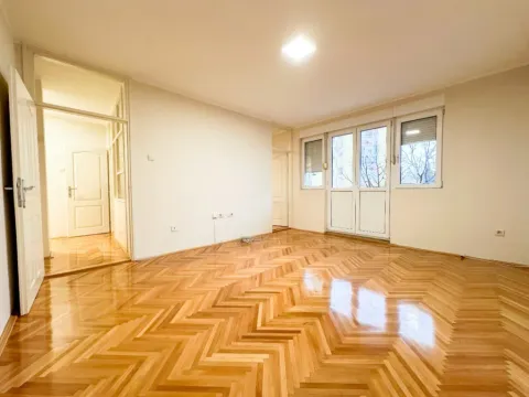 Izdavanje, dvosoban stan, 90m², Centar, Podgorica - image 1