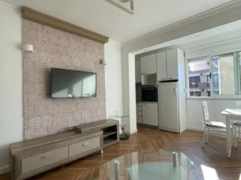 Izdavanje, dvosoban stan, 65m², Konik, Podgorica