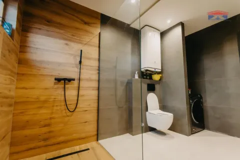 Moderno opremljeno kupatilo sa tuš kabinom, WC šoljom i veš mašinom. - image 46