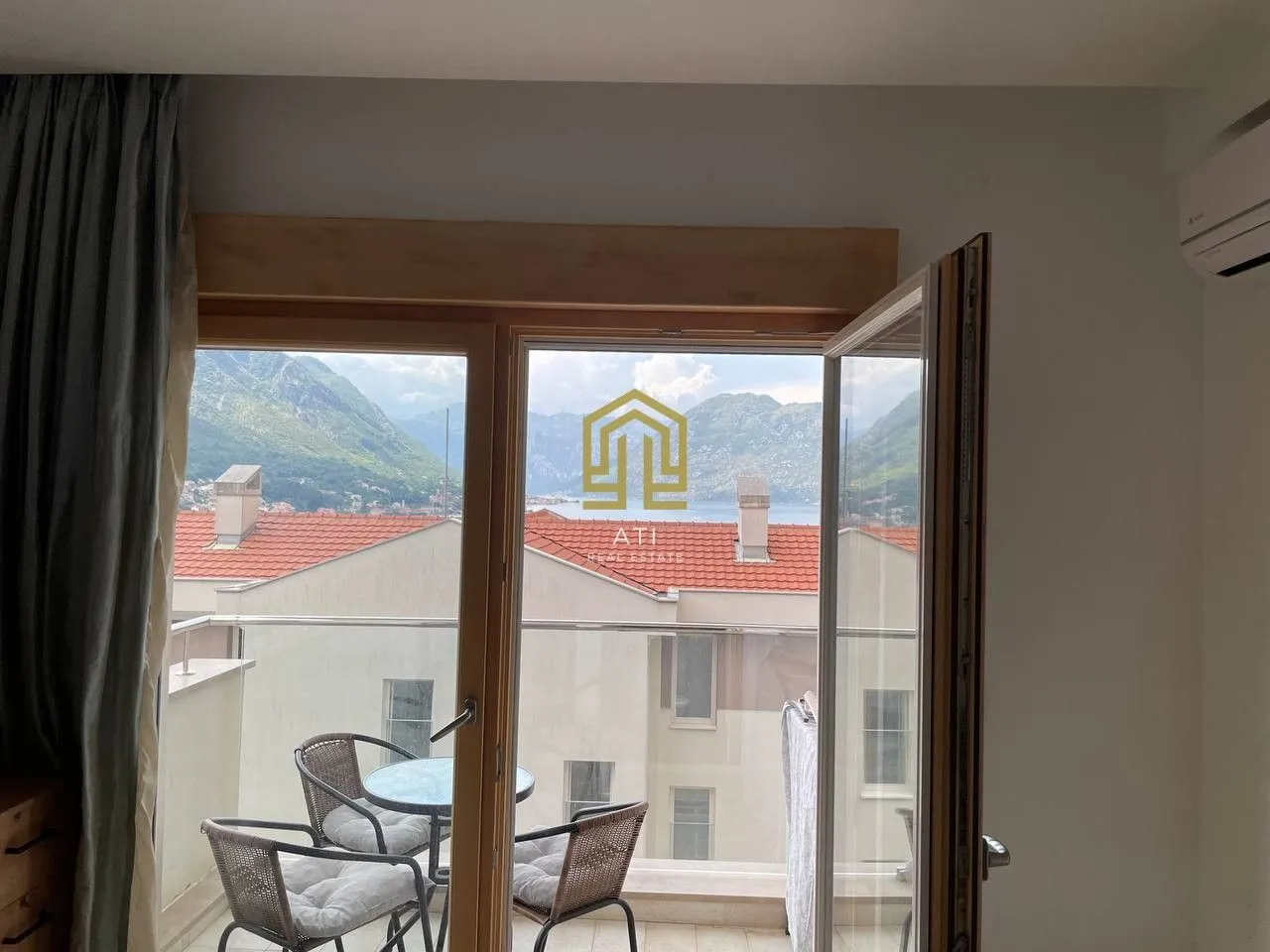 Pogled sa terase na planine i okolne objekte.