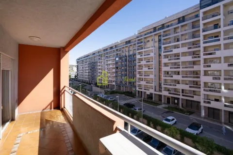 Pogled sa balkona na okolne stambene zgrade i ulicu. - image 11
