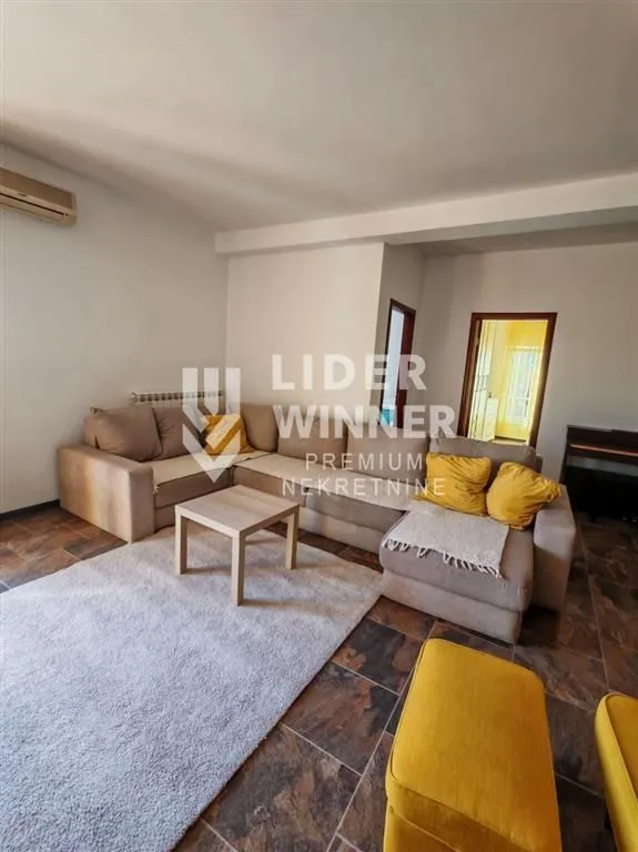 Izdavanje, četvorosoban stan, 120m², Petlovo Brdo, Beograd