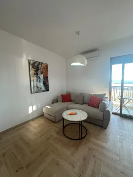 Dnevna soba sa ugaonom garniturom, stočićem i izlazom na terasu. - image 4
