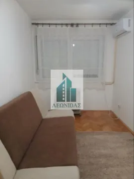 Manja dnevna soba sa garniturom i prozorom. - image 6