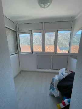 Zastakljeni balkon sa pogledom na more i planine. - image 7