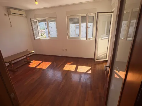 Izdavanje, jednosoban stan, 43m², Stari Aerodrom, Podgorica - image 1