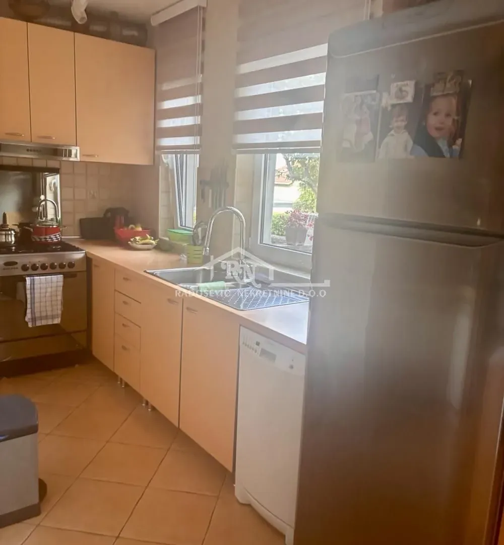 Prodaja, stan, 199m², Petlovo Brdo, Beograd