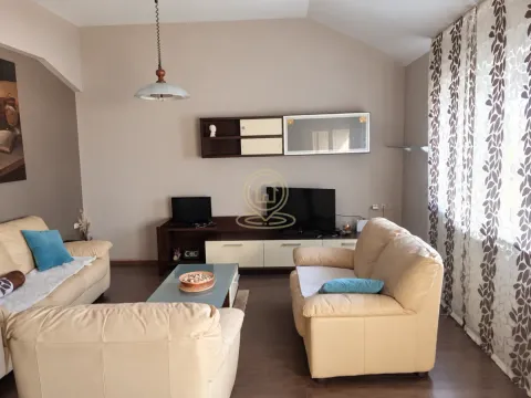 Prostrani dnevni boravak sa bež garniturom, TV komodom i stočićem. - image 4