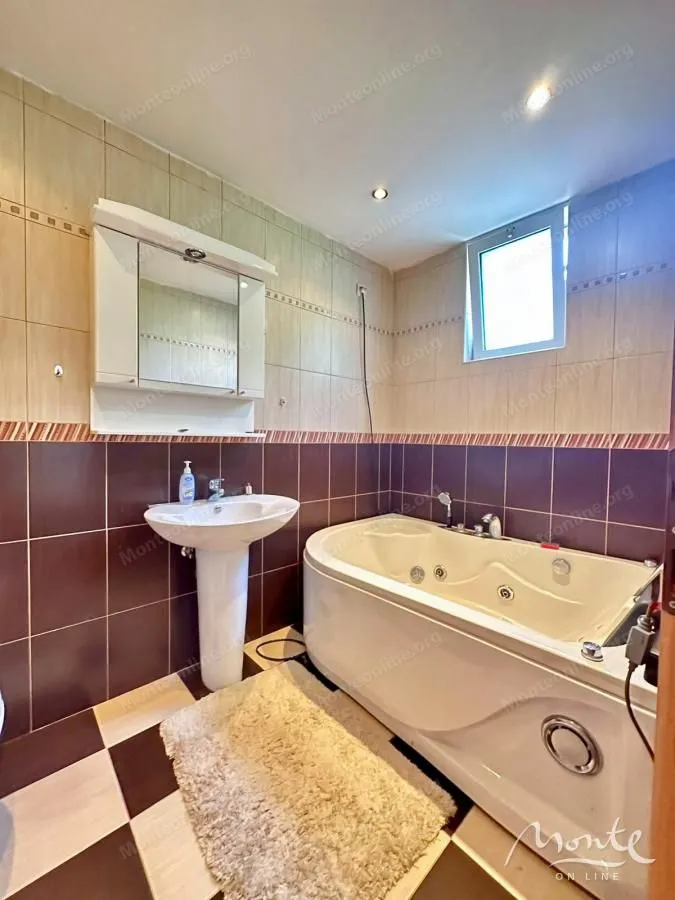 Sale, three bedroom apartment, 90m², Petrovac, Budva