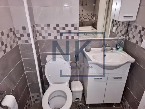 Manje kupatilo sa umivaonikom, ormarićem i toaletom. - image 9