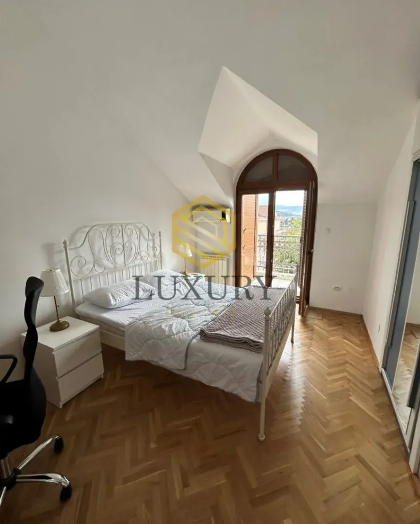 Izdavanje, kuća, 280m², Pod Goricom, Podgorica