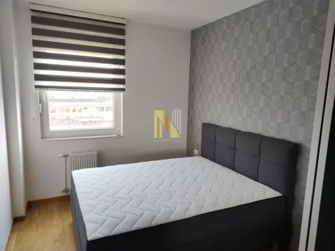 Nameštena spavaća soba sa bračnim krevetom i prozorom. - image 6