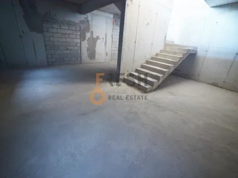 Izdavanje, poslovni prostor, 172m², Tološi, Podgorica - image 13