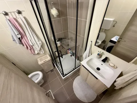 Pogled odozgo na kupatilo sa tuš kabinom, umivaonikom i toaletom. - image 20