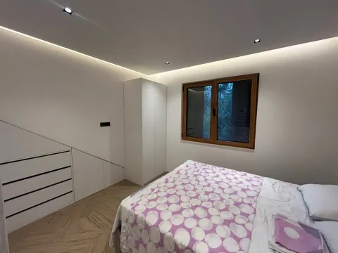 Moderna spavaća soba sa bračnim krevetom, ugradnim plakarima i prozorom. - image 3