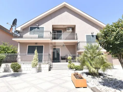 Rent, house, 200m², Stari Aerodrom, Podgorica - image 1