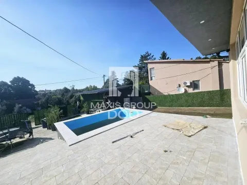 Pogled na dvorište sa popločanom terasom i bazenom. - image 17