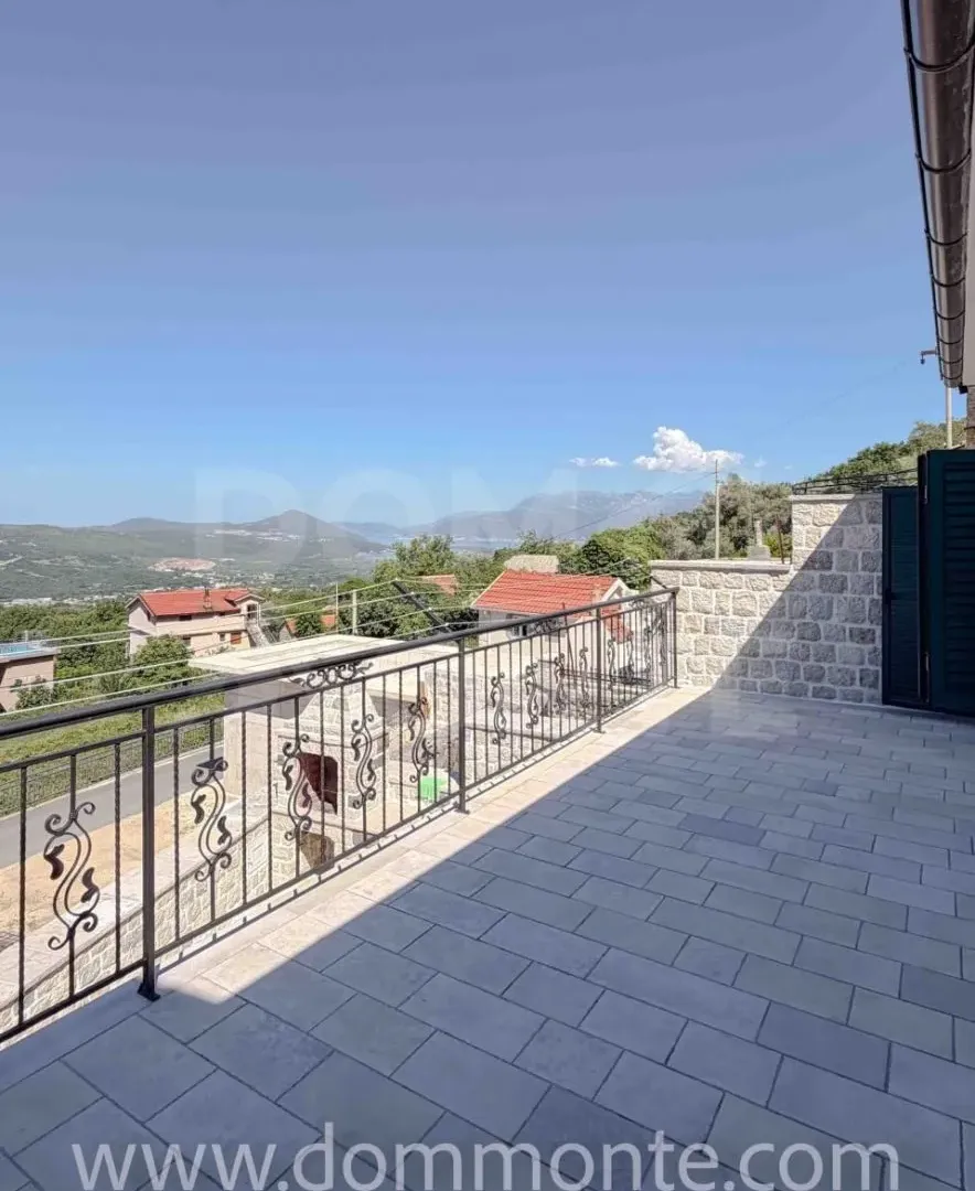 Izdavanje, dvosoban stan, 80m², Tivat, Crna Gora