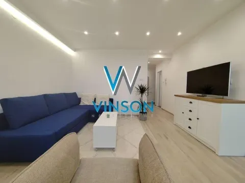 Dnevna soba sa garniturom, televizorom i komodom. - image 4