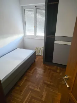 Manja spavaća soba sa krevetom, ormarom i parketom. - image 9
