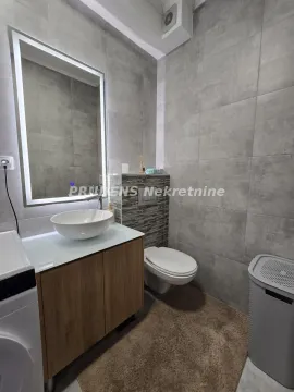 Moderno opremljeno kupatilo sa umivaonikom, ormarićem i WC šoljom. - image 17