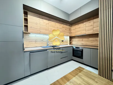 Moderna kuhinja sa sivim elementima i drvenim detaljima. - image 7