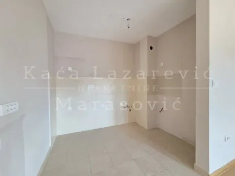 Prazna kuhinja sa keramičkim pločicama i pripremljenim instalacijama za elemente. - image 6